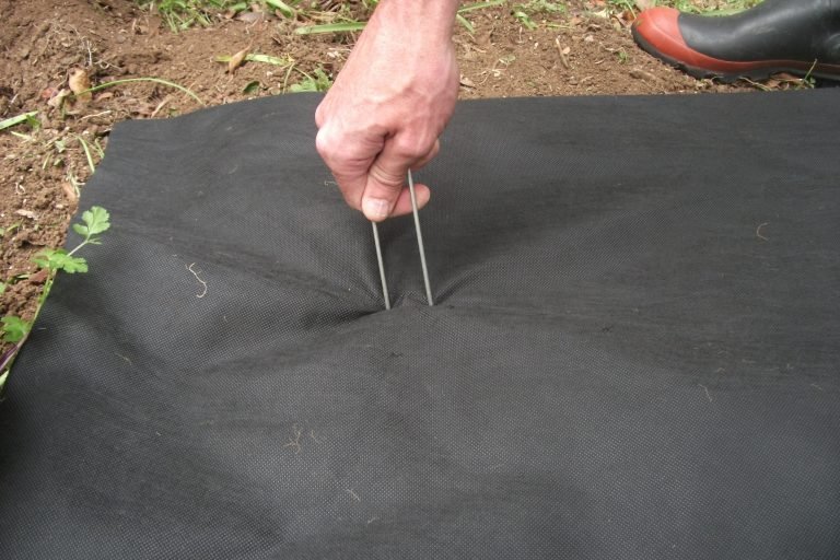Insert staple Weed Mat